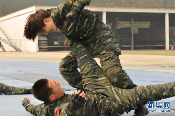 高清:武警四川总队<em>女子特警队员</em>一招制敌_新闻