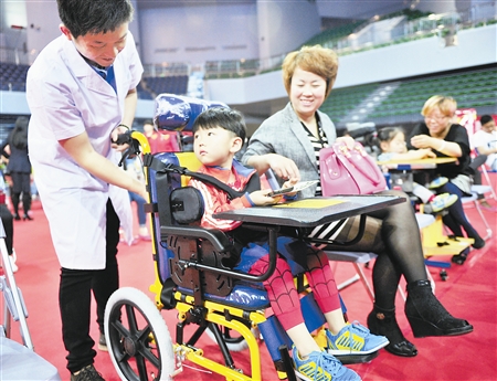 儿童坐姿轮椅展示,辅助残疾儿童矫正身姿.