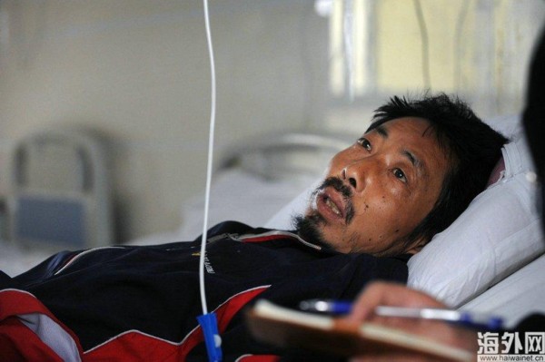 刘敦和说,对疼痛的绝望让他下决心切掉双脚,那种痛彻心扉的感觉时常让