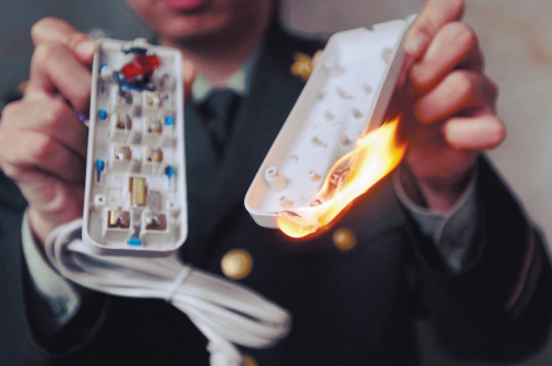 两芯插座遇明火20秒 “呼”一下着了--宁海新闻网