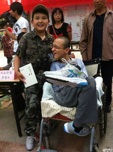 济南80后脑瘫作家用脚敲出三百首诗 义卖诗集