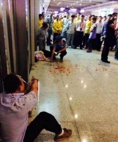 上海虹桥火车站发生血腥斗殴 数人染血倒地(图