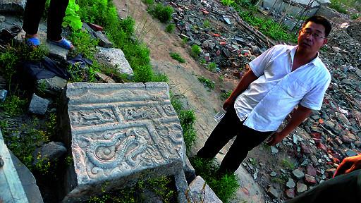 鹤壁一市民发现疑似清代功德碑 上刻"皇帝万岁"