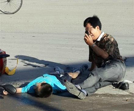 原标题:北京石景山路大货车转弯撞电动车 8岁男童被撞身亡   人民网