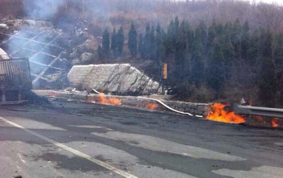 3月1日,晋济高速岩后隧道"31"特别重大道路交通危化品燃爆事故现场