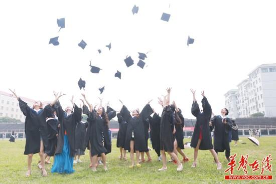 湖南师范大学毕业典礼,毕业生们抛帽致青春.通讯员 杨俊凯 摄