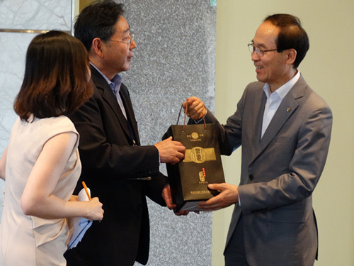 部长官尹成奎会见了正在韩国访问的第三届中国互联网意见领袖代表团