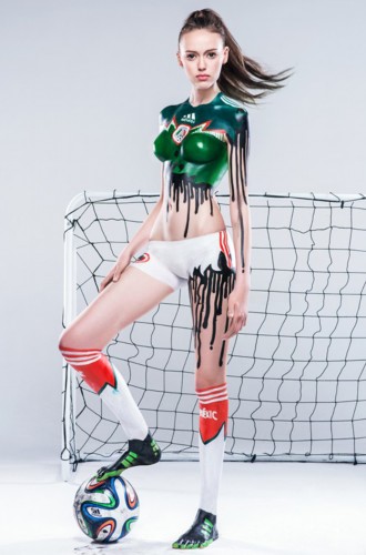 红唇媚眼不够劲 <em>美女大尺度</em>彩绘助阵世界杯_新