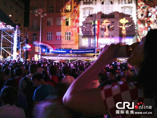 克罗地亚民众热情支持世界杯 红白格妆点大街