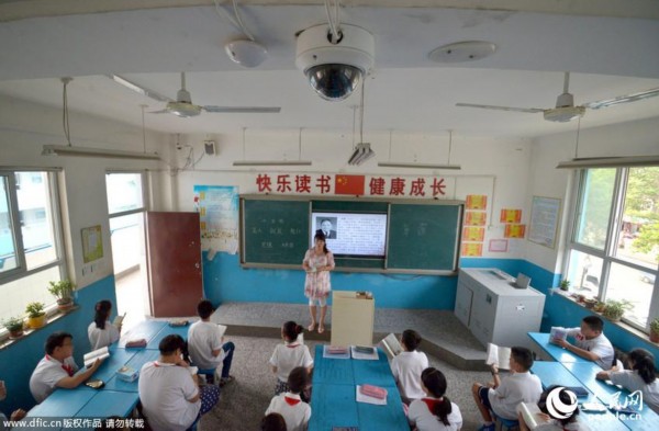 邯郸一小学教室每个教室装两个监控器