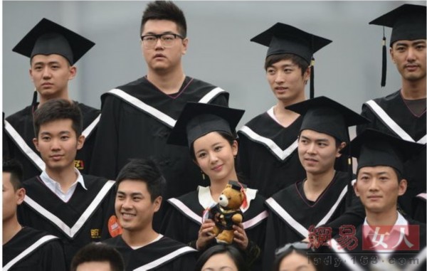 <em>家有儿女</em> 长大啦 <em>张一山杨紫</em>毕业照抢镜(组图)