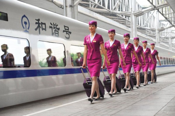 重庆客运段动车组列车员换新装