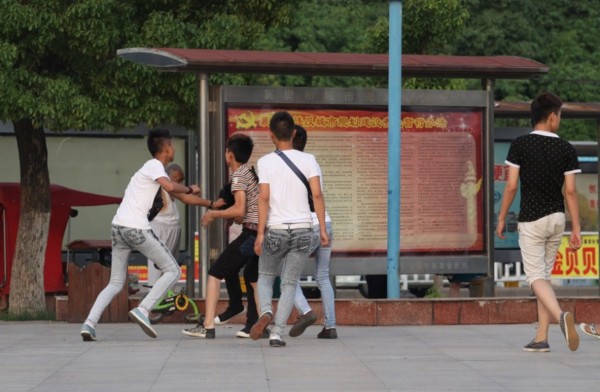 湖北襄阳中学生街头打架 多人围殴一人_新闻中心_中国网