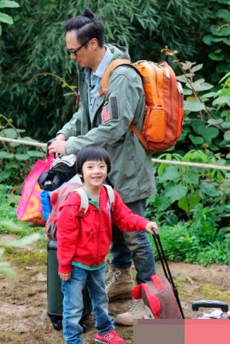 爸爸2热播 吴镇宇爱子费曼成新晋小男神_中国