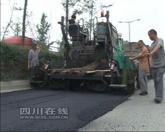 成都金牛区建交局修补道路 解决20万群众出行