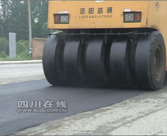 成都金牛区建交局修补道路 解决20万群众出行