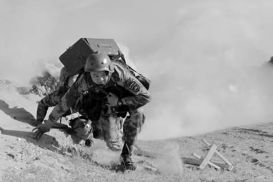 工兵携带单兵爆破器材前出破障.张振兴摄