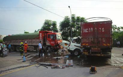 两大货车"夹击"小客车变形成"饼子" 致4死6伤