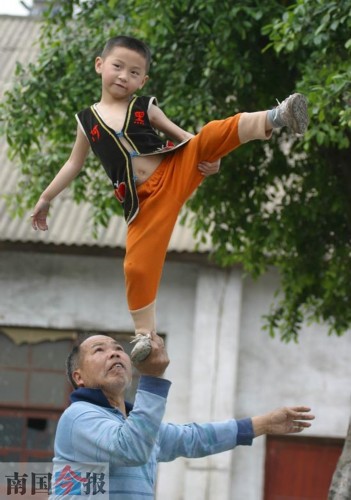 弃婴被收养16年成 黑户 男生想落户参加中考(图