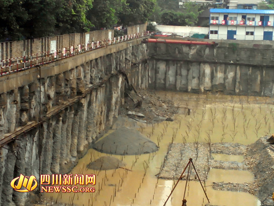 成都暴雨致一工地基坑塌方续:居民担心住房安全