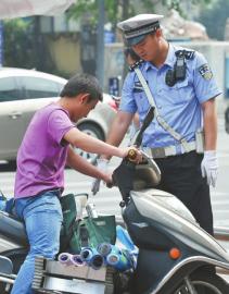查车牌看脸色 成都交警