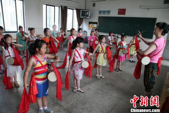 上海小学生爱心暑托班 令家长趋之若鹜_中国