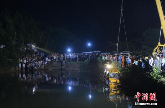 湖南湘潭幼儿园校车翻车事故:监管不力致超载