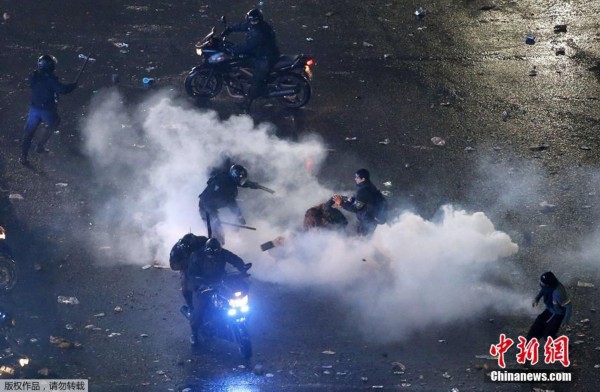 阿根廷世界杯决赛失利 球迷与警方发生冲突
