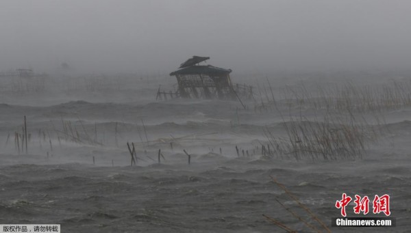 台风威马逊登陆菲律宾多地断电 33万人撤离