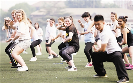 英国中学生夏令营开营:品津味文化 学快乐汉语