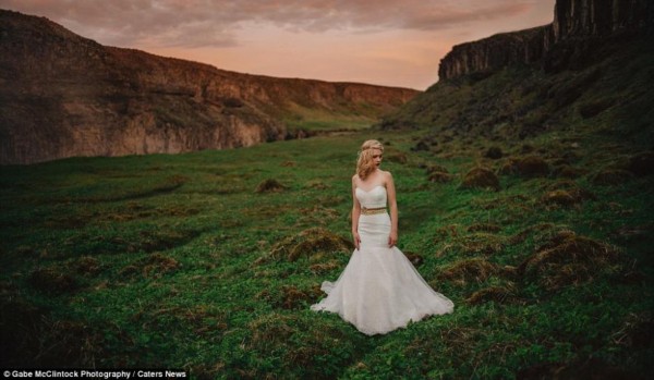 美国新婚夫妇私奔到冰岛 拍摄绝美婚纱照