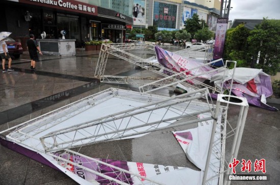 台风麦德姆登陆福建 民众坐皮划艇出行