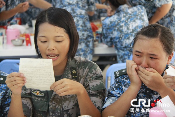 香港青少年军事夏令营:军训磨练意志更凝聚军