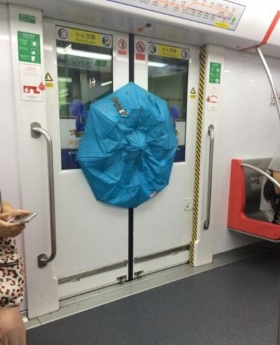 女汉子勇闯地铁 眼看赶不上就用雨伞撬车门
