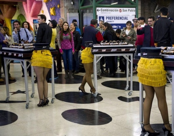 半身女子在智利首都地铁站派发点心(组图)