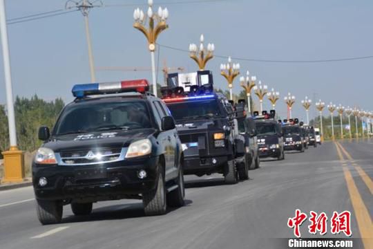 新疆昌吉各县市公安千余名警力开展反恐应急演