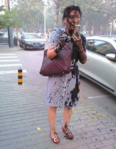 北京一幼儿园园长被人泼墨 泼墨者泼完就跑身