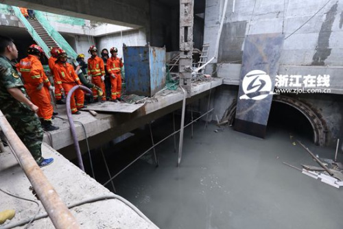 杭州地铁4号线在建路段塌方河水倒灌 无人员伤