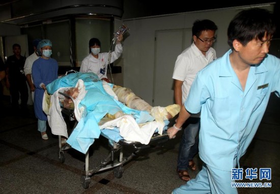 昆山爆炸事故转送上海伤员抵达瑞金医院