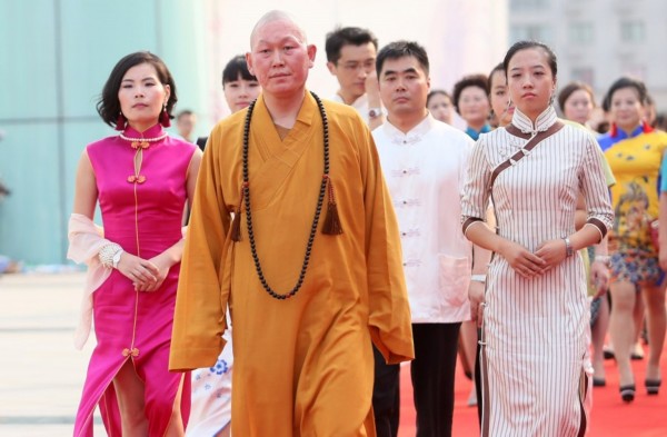 长释延武在河南省艺术中心与来自各行各业的2014位旗袍爱好者同走红毯