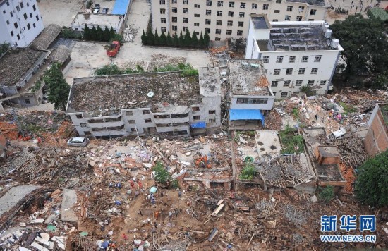 鲁甸地震已致381人遇难 现场救援图