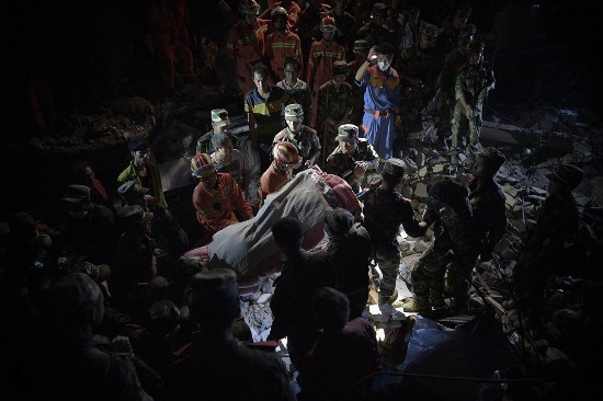 少女救人姿势身亡 最后一刻把男孩高举起来(图