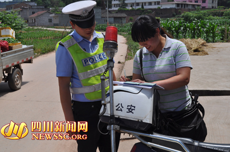 农村交警中队的专职交警每天都会路面巡逻,有效地预防了交通事故的