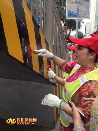 <em>巴蜀</em>笑星<em>凤姐</em>体验城管 和你摆摆街头牛皮癣咋