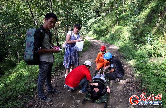 中国红十字蓝天救援队地震灾区护送临产产妇迎