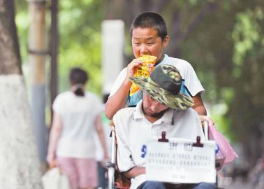 父亲患怪病全身瘫痪 12岁少年暑假行乞救父(图)