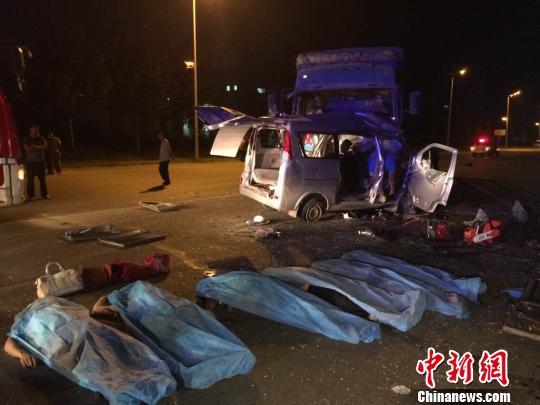 哈尔滨机场路发生重特大交通事故 8人死亡 图