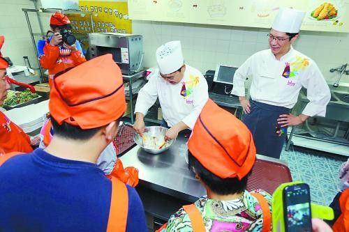 再见只是陌生人吉他谱_陌生人火锅人均消费(3)