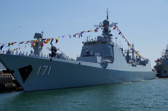 停靠在码头的中国海军海口舰