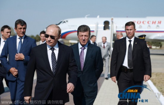 俄媒公布普京访问克里米亚照片:戴墨镜现身机